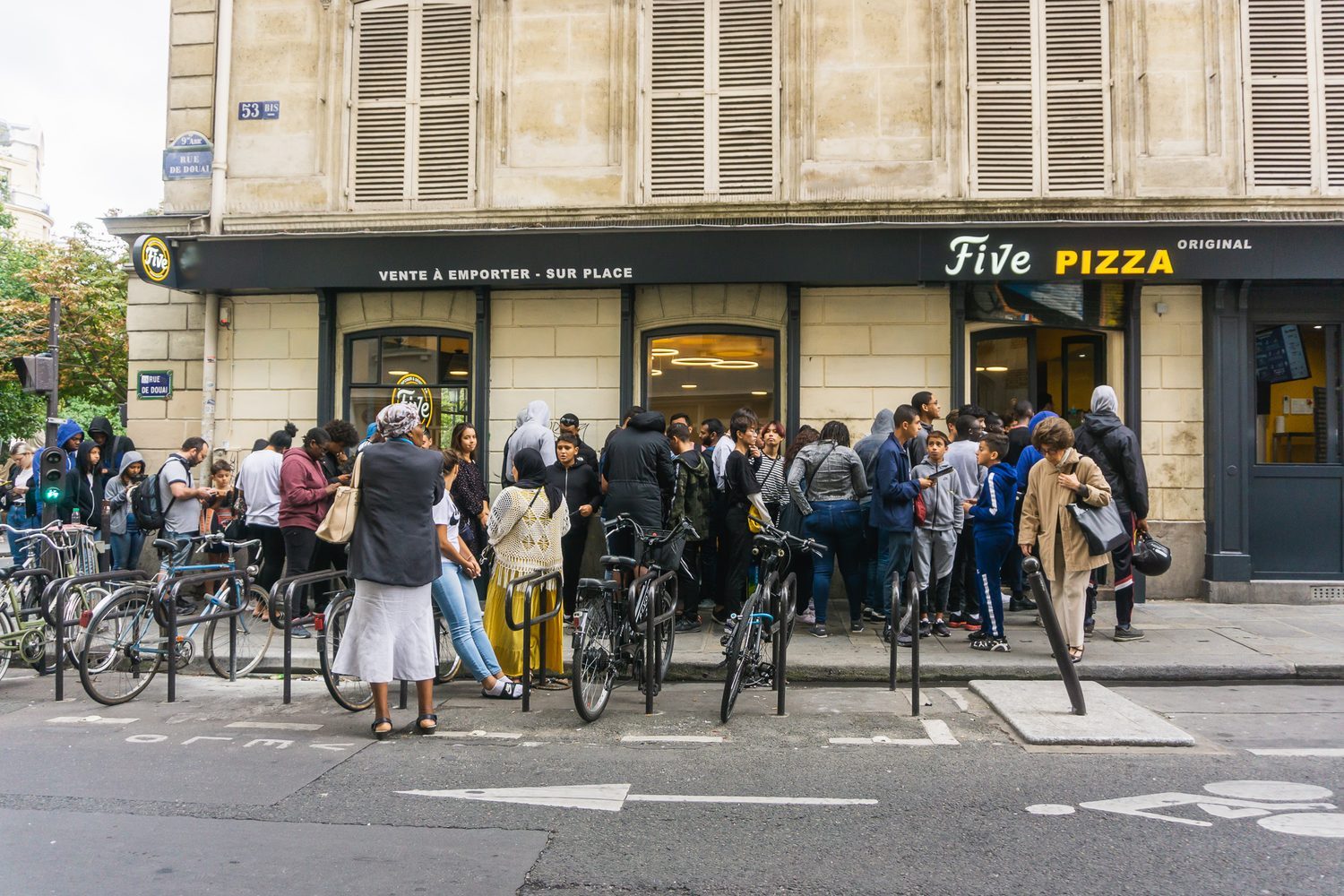 La communauté Five réunie devant un restaurant